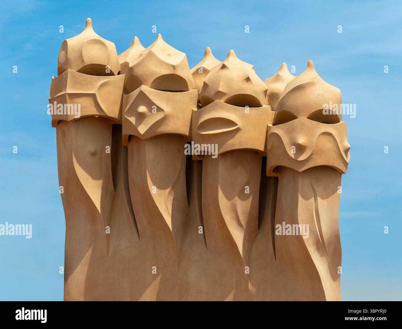Un groupe de cheminées aux formes abstraites, parfois comparées à des casques médiévaux, sur la célèbre terrasse sur le toit de Casa Milà à Barcelone, en Espagne. Banque D'Images