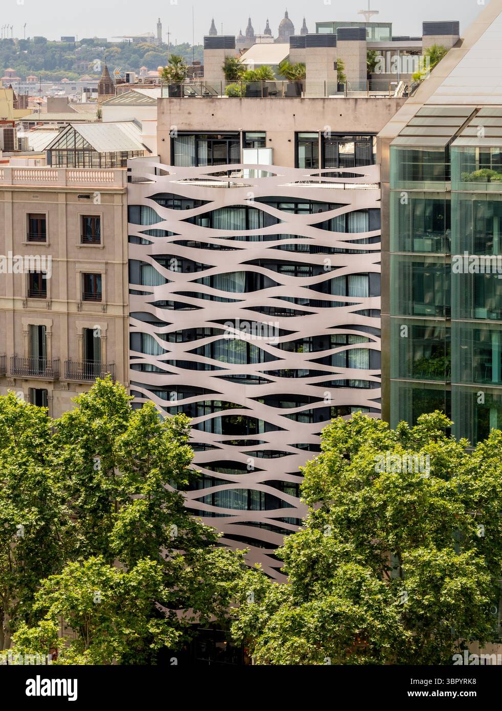 La façade unique et moderne ondulée de l'hôtel Suites Avenue, conçu par Toyo Ito, sur le Passeig de Gràcia à Barcelone, Espagne. Banque D'Images
