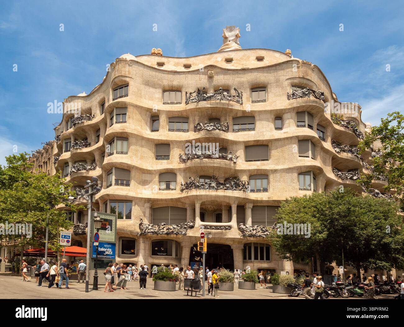 Vue sur la rue de la célèbre Casa Milà, également connue sous le nom de 'la Pedrera', un bâtiment moderniste d'Antoni Gaudí à Barcelone, Espagne. Banque D'Images