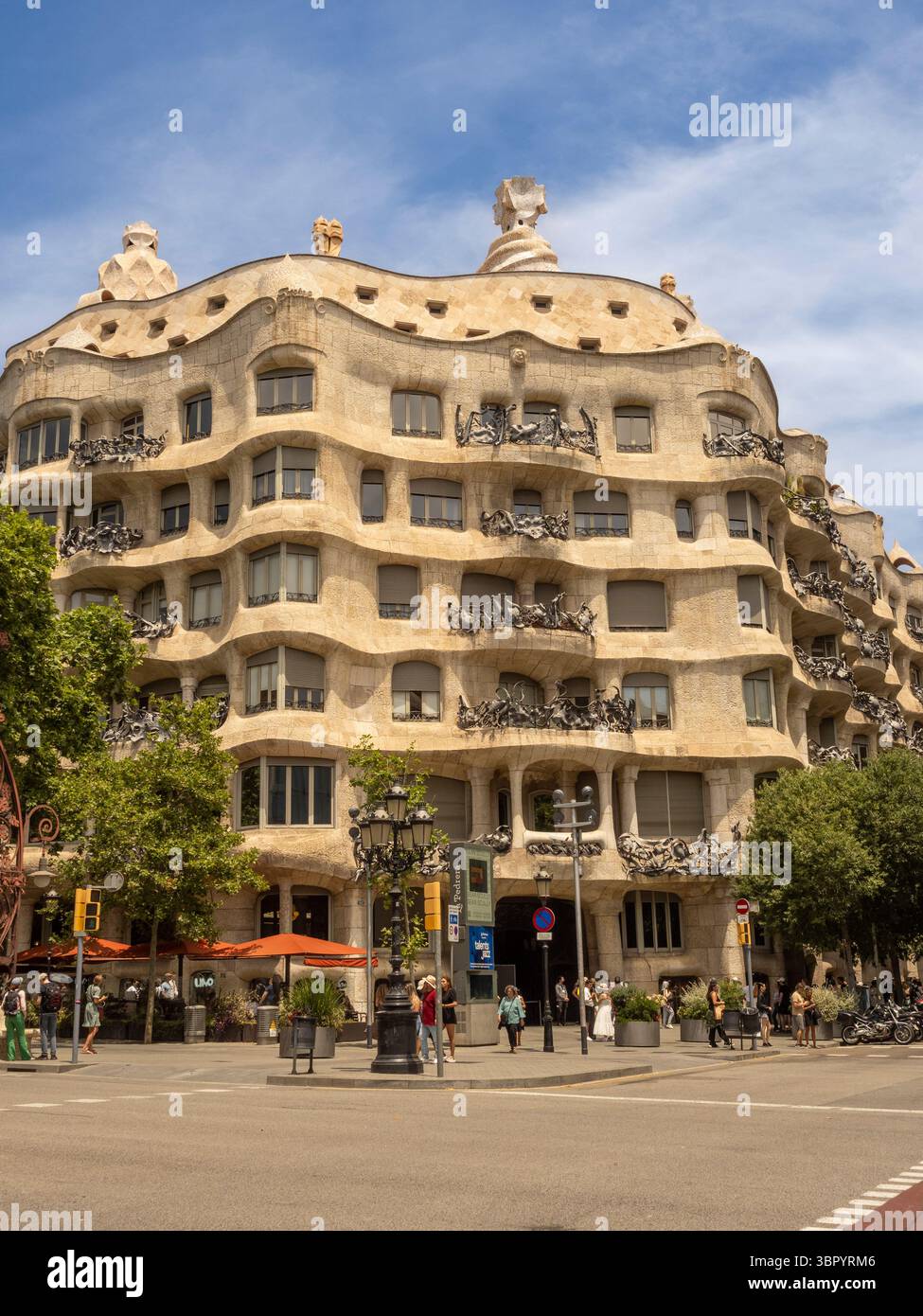 Une vue en angle de la fantastique façade inspirée de la nature de Casa Milà, également connue sous le nom de la Pedrera, par Antoni Gaudí à Barcelone, Espagne. Banque D'Images