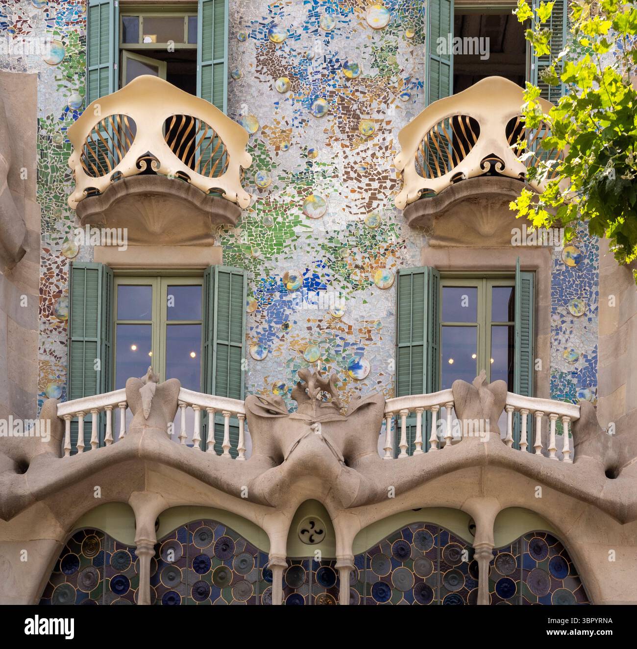 Détail des balcons uniques en forme de crâne et de la façade en mosaïque colorée « trencadís » de la Casa Batlló de Gaudí à Barcelone, Espagne. Banque D'Images
