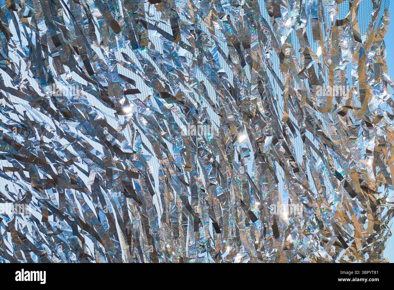 Texture abstraite argentée métallisée scintillante avec surface scintillante réfléchissante Banque D'Images
