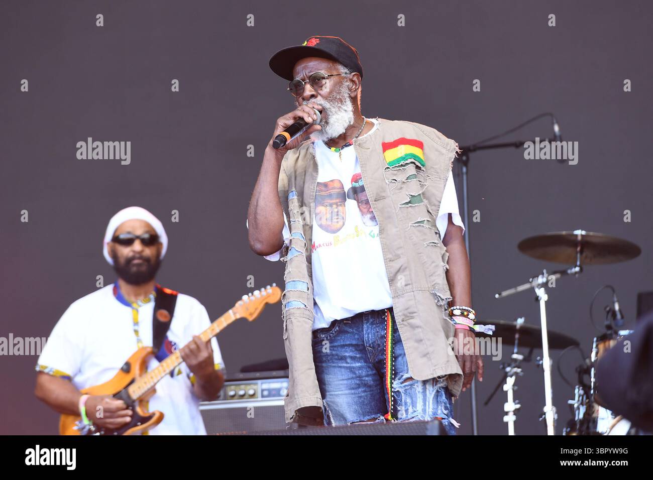 ROYAUME-UNI. 27 juin 2025. SHEPTON MALLET, ANGLETERRE - JUIN 27 : Winston Rodney de 'Burning Spear' sur la scène Pyramid au Glastonbury Festival, Worthy Farm, Pilton, le 27 juin 2025 à Shepton Mallet, Angleterre.Cap/Mar © Mar/Capital Pictures Credit : Capital Pictures/Alamy Live News Banque D'Images