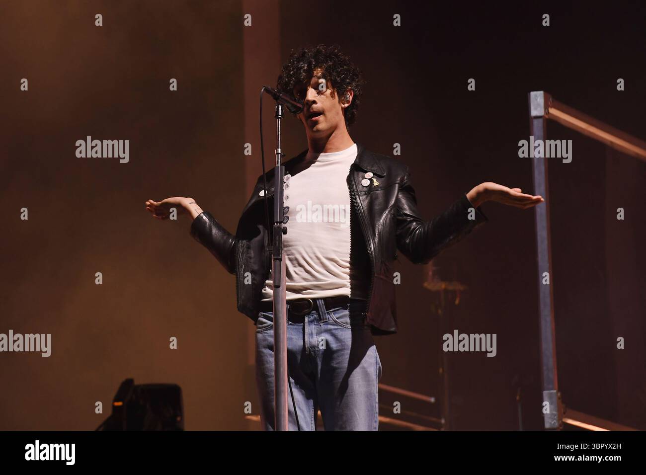 ROYAUME-UNI. 27 juin 2025. SHEPTON MALLET, ANGLETERRE - JUIN 27 : Matty Healy de 'The 1975' jouant sur la scène Pyramid au Glastonbury Festival, Worthy Farm, Pilton, le 27 juin 2025 à Shepton Mallet, Angleterre.Cap/Mar © Mar/Capital Pictures Credit : Capital Pictures/Alamy Live News Banque D'Images