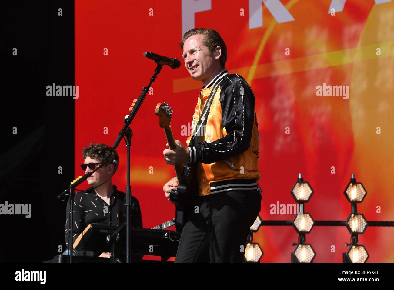 ROYAUME-UNI. 27 juin 2025. SHEPTON MALLET, ANGLETERRE - JUIN 27 : Alex Kapranos de 'Franz Ferdinand' se produisant sur l'autre scène au Glastonbury Festival, Worthy Farm, Pilton, le 27 juin 2025 à Shepton Mallet, Angleterre.Cap/Mar © Mar/Capital Pictures Credit : Capital Pictures/Alamy Live News Banque D'Images