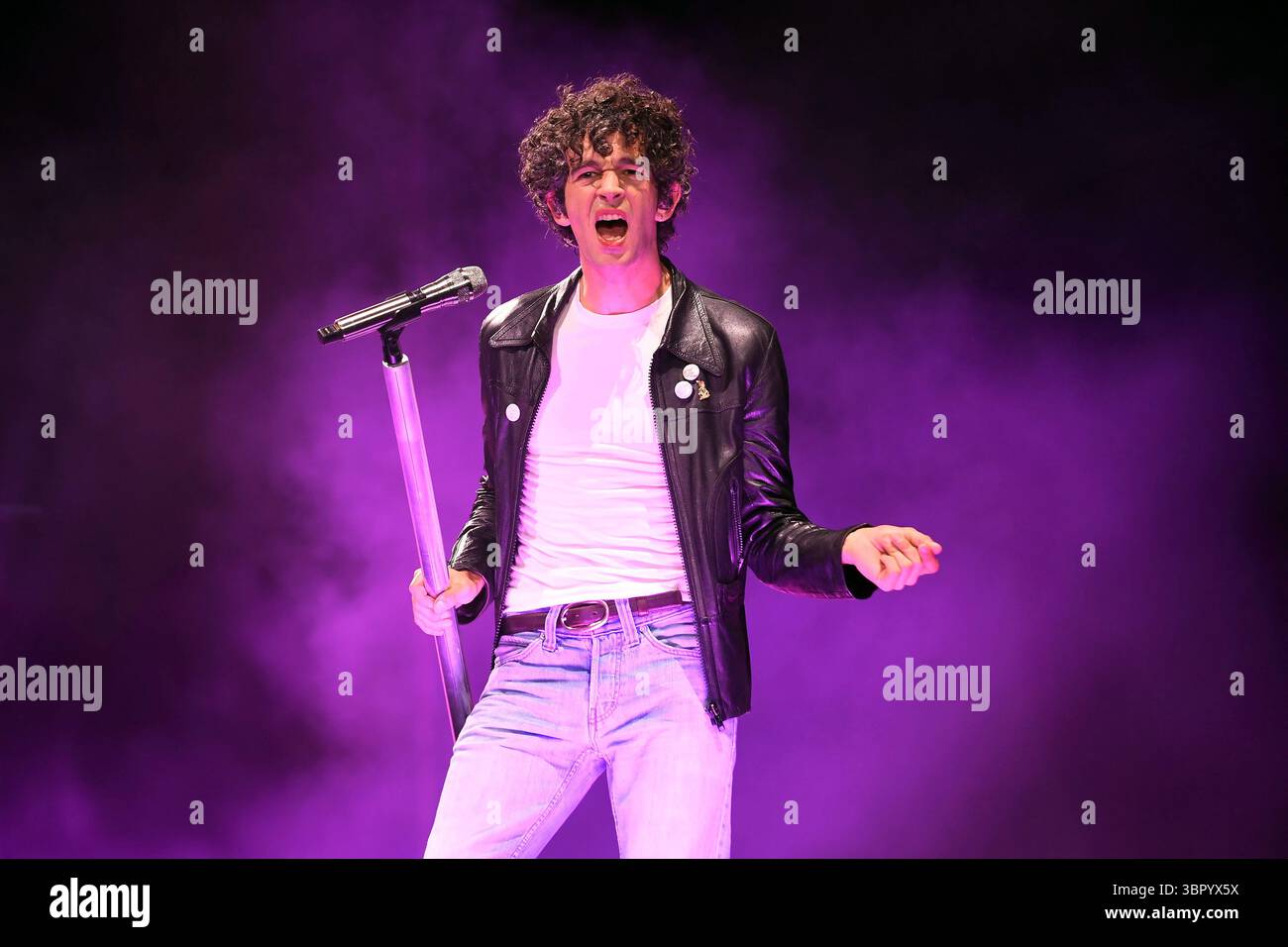 ROYAUME-UNI. 27 juin 2025. SHEPTON MALLET, ANGLETERRE - JUIN 27 : Matty Healy de 'The 1975' jouant sur la scène Pyramid au Glastonbury Festival, Worthy Farm, Pilton, le 27 juin 2025 à Shepton Mallet, Angleterre.Cap/Mar © Mar/Capital Pictures Credit : Capital Pictures/Alamy Live News Banque D'Images