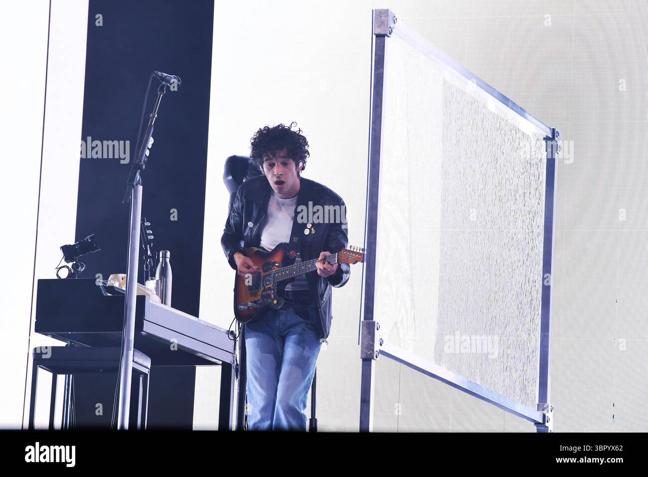 ROYAUME-UNI. 27 juin 2025. SHEPTON MALLET, ANGLETERRE - JUIN 27 : Matty Healy de 'The 1975' jouant sur la scène Pyramid au Glastonbury Festival, Worthy Farm, Pilton, le 27 juin 2025 à Shepton Mallet, Angleterre.Cap/Mar © Mar/Capital Pictures Credit : Capital Pictures/Alamy Live News Banque D'Images