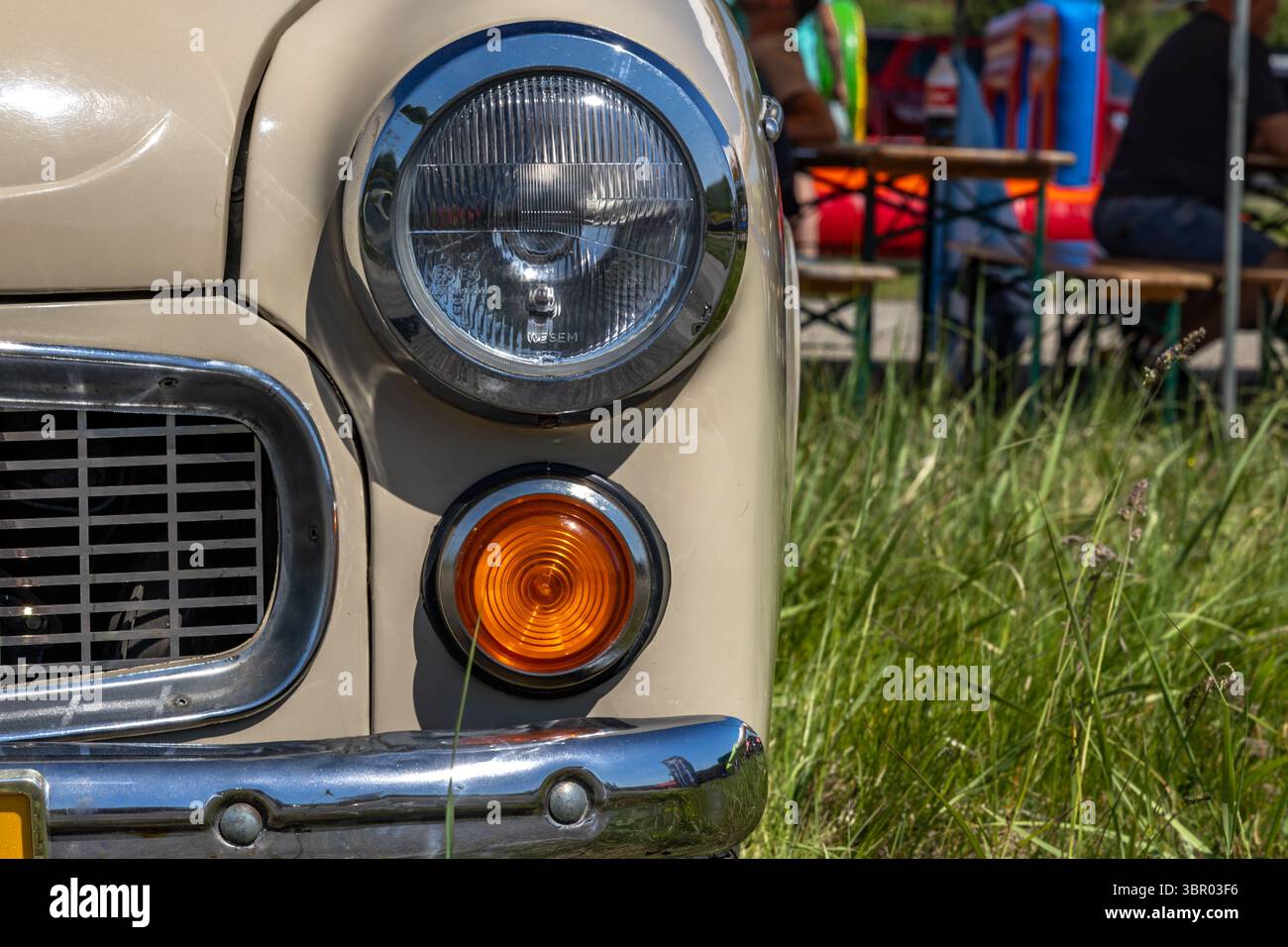 Wyrazow, Voïvodie de Silésie, Pologne - 1er juin 2025 - exposition de voitures anciennes, gris restauré Syrena 105 de l'usine FSM avec intérieur rouge Banque D'Images