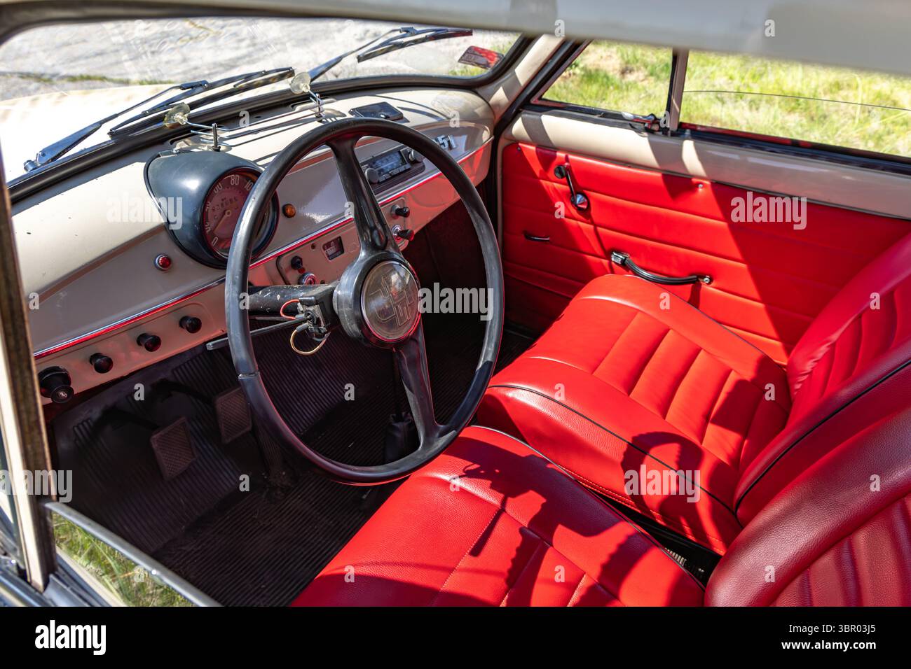 Wyrazow, Voïvodie de Silésie, Pologne - 1er juin 2025 - exposition de voitures anciennes, gris restauré Syrena 105 de l'usine FSM avec intérieur rouge Banque D'Images