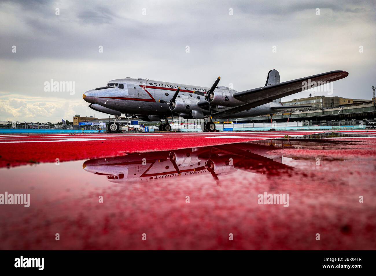 Berlin, Allemagne. 10 juillet 2025. Ambiance piste ambiance pendant l'ePrix de Berlin, 13e et 15e manche du Championnat du monde ABB FIA de formule E 2024-25, sur le circuit de Tempelhof Airport Street du 11 au 13 juillet 2025 à Berlin, Allemagne - photo Paulo Maria/DPPI crédit : DPPI Media/Alamy Live News Banque D'Images
