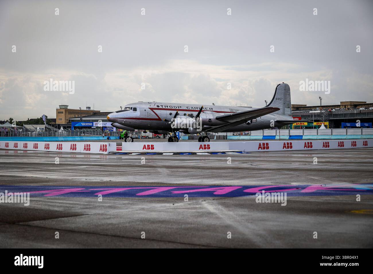 Berlin, Allemagne. 10 juillet 2025. Ambiance piste ambiance pendant l'ePrix de Berlin, 13e et 15e manche du Championnat du monde ABB FIA de formule E 2024-25, sur le circuit de Tempelhof Airport Street du 11 au 13 juillet 2025 à Berlin, Allemagne - photo Paulo Maria/DPPI crédit : DPPI Media/Alamy Live News Banque D'Images