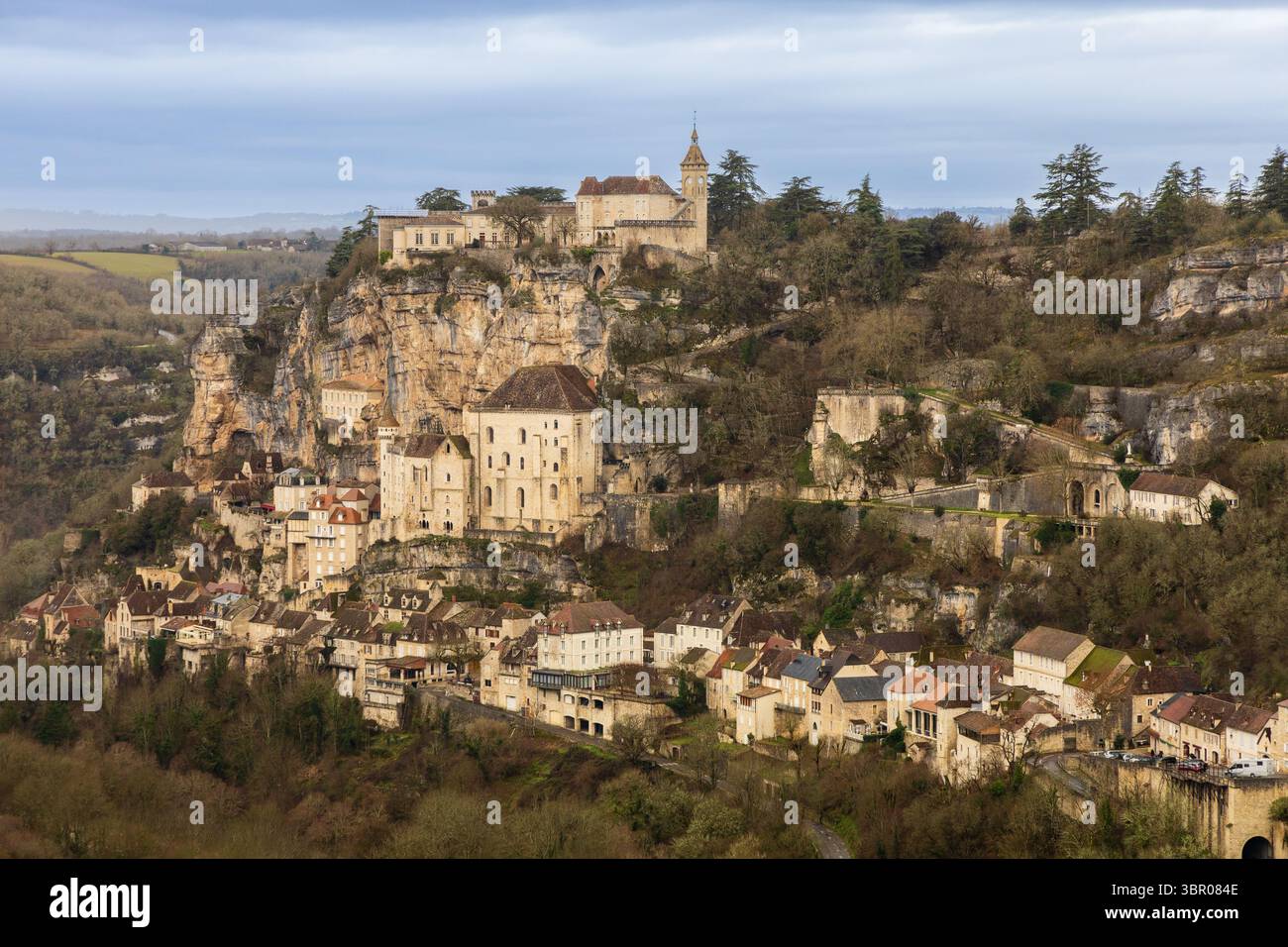 Vue sur le château sur la falaise, le Sanctuaire de la Bienheureuse Vierge Marie, et la ville médiévale au pied de la montagne. Rocamadour, France. Banque D'Images Vue sur le château sur la falaise, le Sanctuaire de la Bienheureuse Vierge Marie, et la ville médiévale au pied de la montagne. Rocamadour, France. Banque D'Images