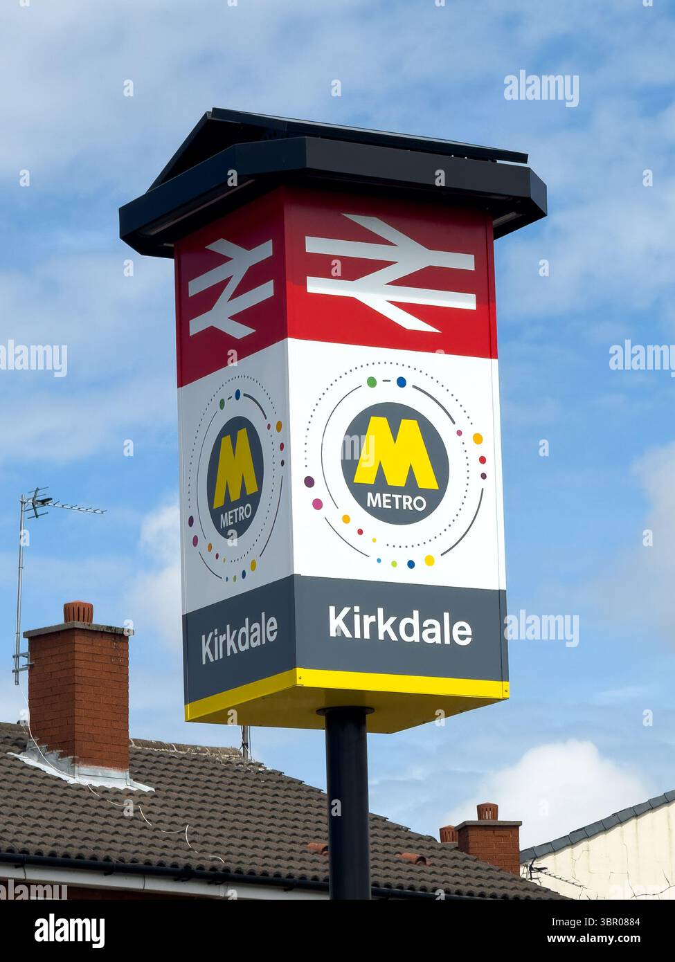 Il participe à la gare de Merseyrail Kirkdale le 2025 juillet Banque D'Images