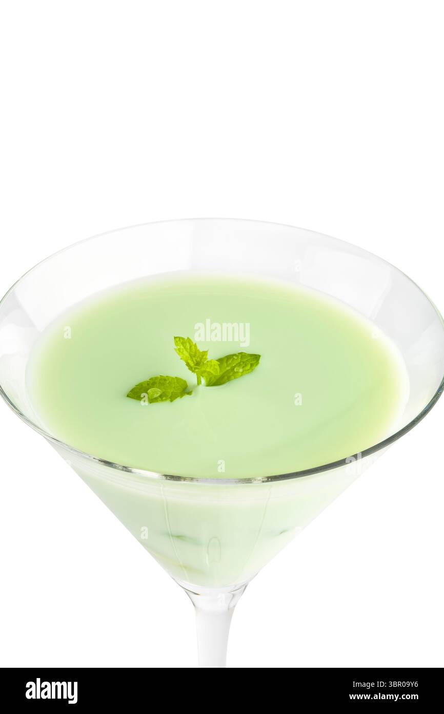 Cocktail sauterelle vert crémeux isolé sur blanc Banque D'Images