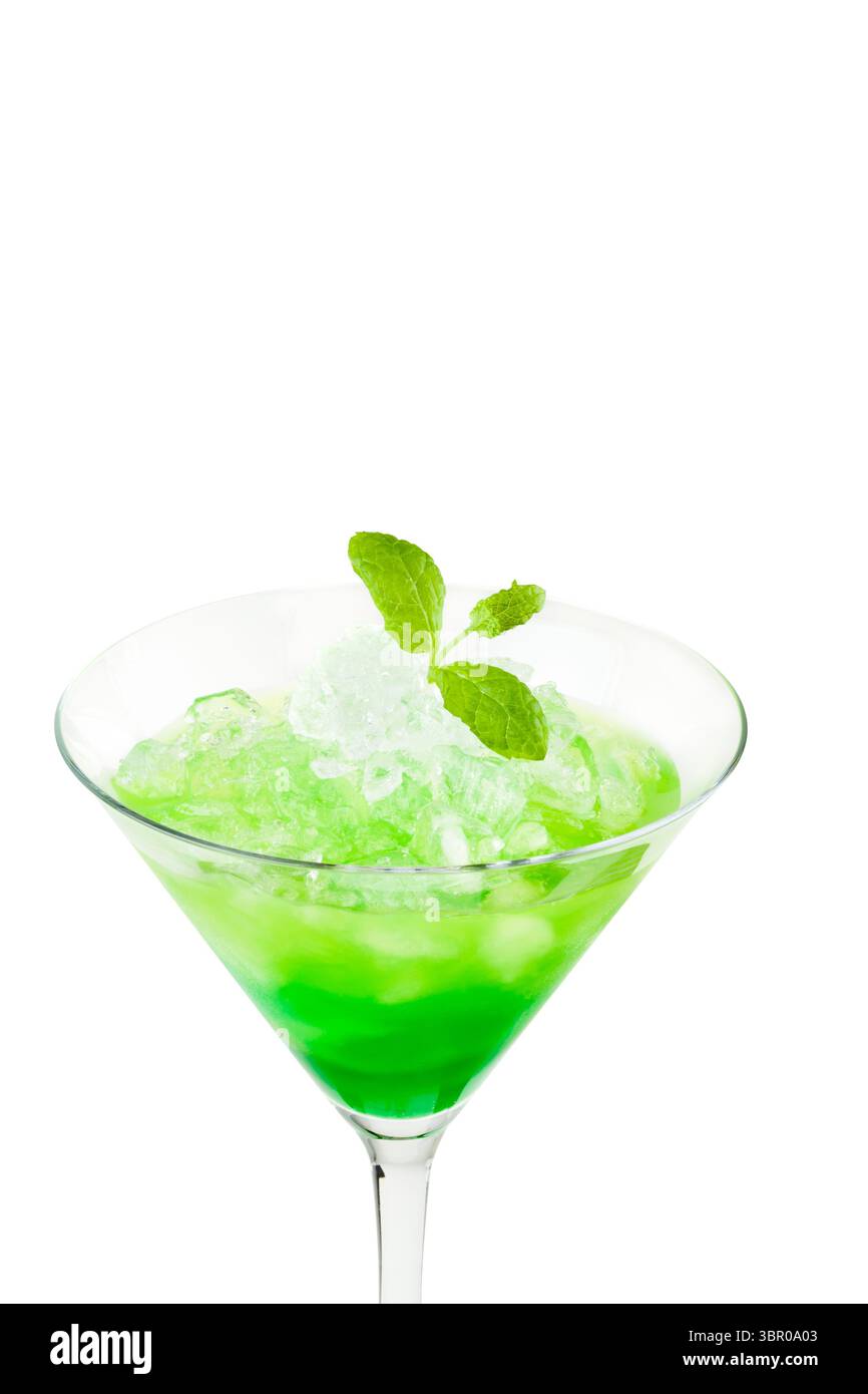 cocktail à la menthe verte dans un verre à martini avec de la glace sur bacground blanc Banque D'Images