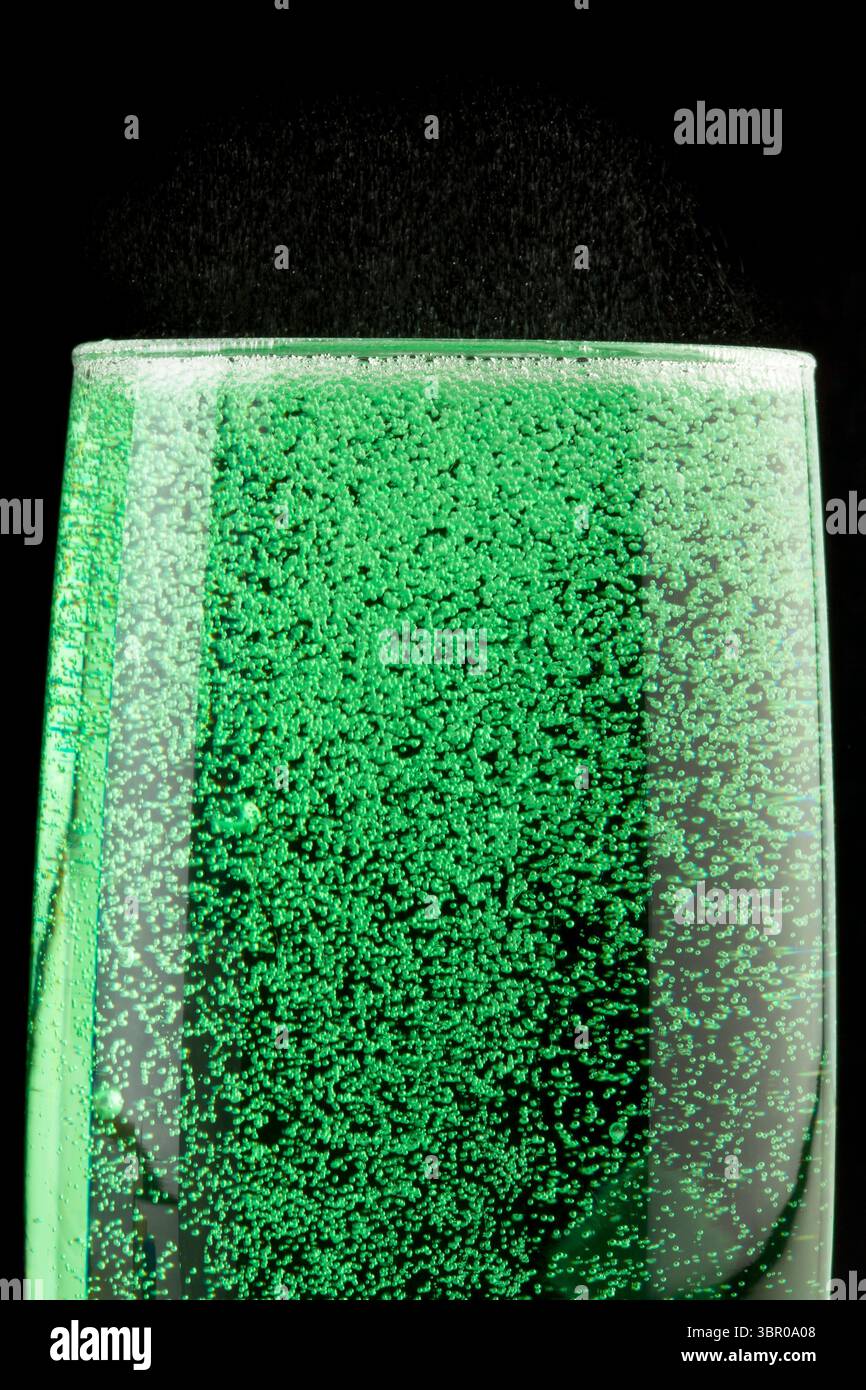 Cocktail Champagne vert avec gros plan fizz avec fond noir Banque D'Images