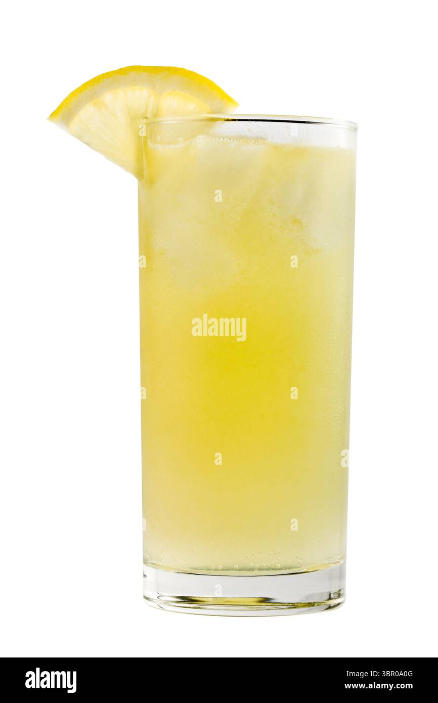 Cocktail de soda jaune sur blanc Banque D'Images