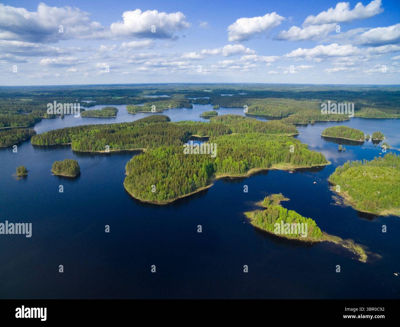 Vue aérienne des îles sur le lac Rautjarvi près de Pehniemi dans le sud-est de la Finlande Banque D'Images