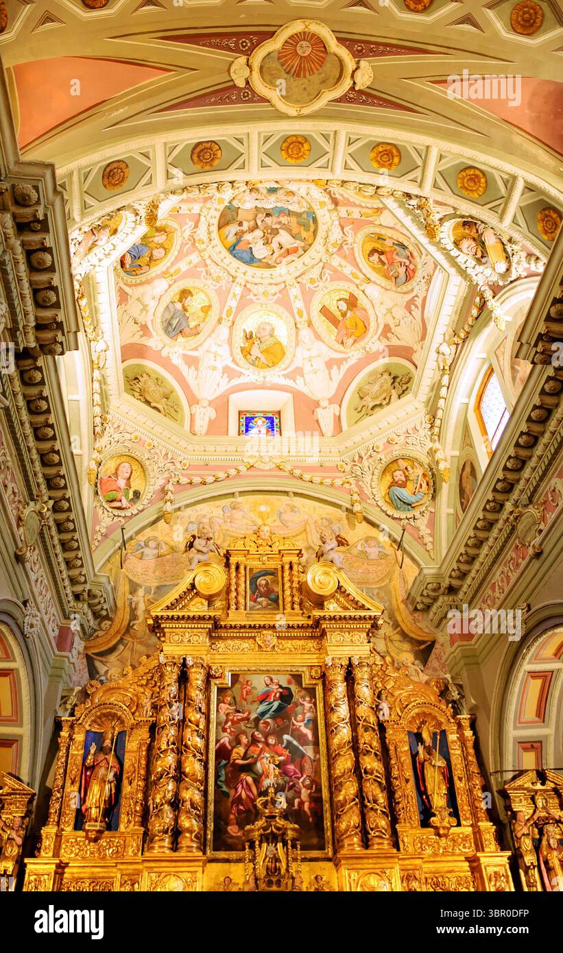 AVRIEUX, FRANCE - 11 AOÛT 2016 : intérieur de l'église Saint Thomas Becket fait de manière baroque 'naïve'. Banque D'Images