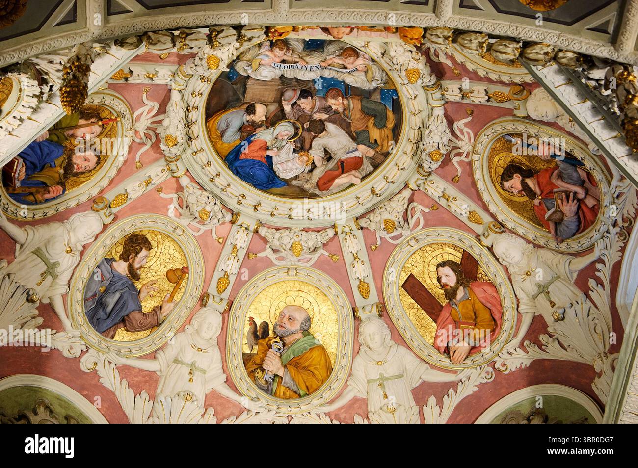 AVRIEUX, FRANCE - 11 AOÛT 2016 : la vie du Christ représentée de manière baroque 'naïve' sur le plafond de l'église Saint Thomas Becket. Banque D'Images