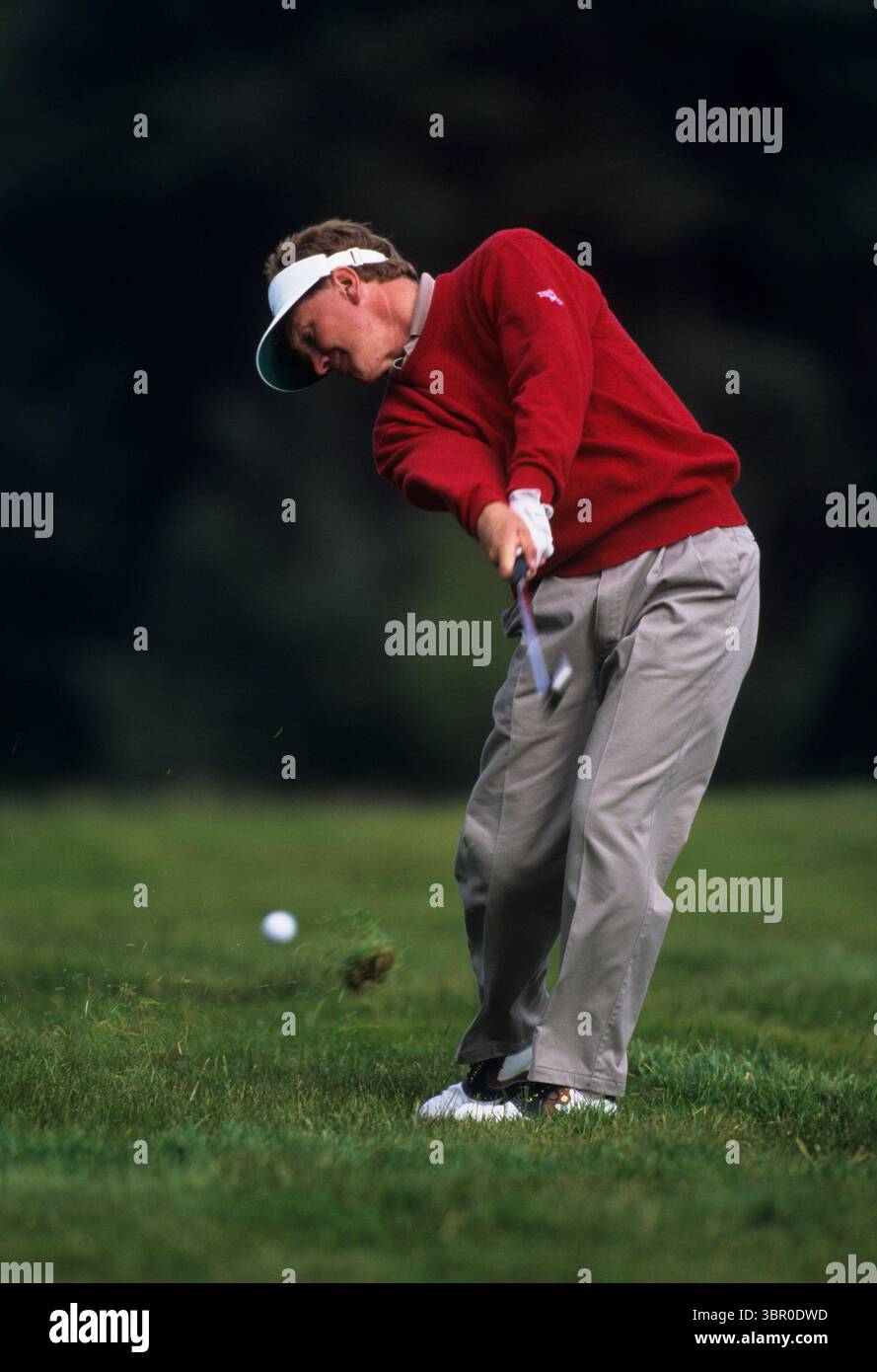 Paul Broadhurst 1993 crédit photo : Mark Newcombe / www.visionsingolf.com la Ryder Cup 1993 s'est déroulée du 24 au 26 septembre 1993 au Beffroi du Warwickshire, Angleterre cette édition était historique car l'équipe des États-Unis a remporté la Coupe avec un score final de 15 à 13. C’était la dernière fois que les États-Unis gagneraient sur le sol européen jusqu’en 2023, brisant ce qui allait devenir plus tard une sécheresse de plusieurs décennies. La compétition a été serrée dans la dernière journée, mais les Américains ont pris de l'avance lors des singles du dimanche. La Ryder Cup 1993 a été caractérisée par un esprit sportif fort, compétitif Banque D'Images