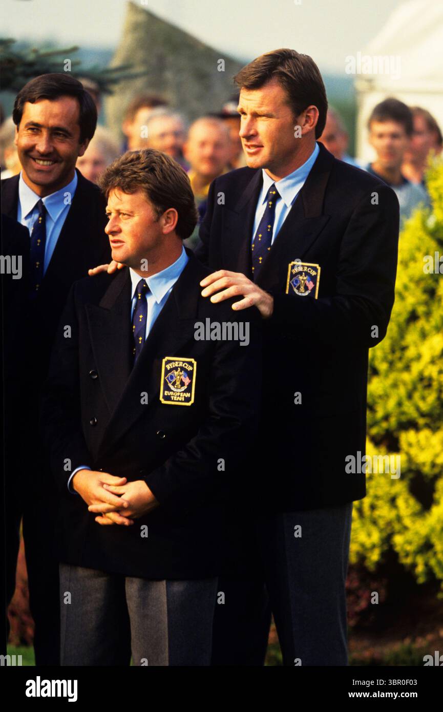 Nick Faldo et Ian Woosnam ans Seve Ballesteros à la cérémonie d'ouverture Ryder Cup matches 1993 Picture Credit : Mark Newcombe / visionsingolf.com la Ryder Cup 1993 s'est déroulée du 24 au 26 septembre 1993 au Belfry de Warwickshire, Angleterre cette édition a été historique car l'équipe des États-Unis a remporté la Coupe avec un score final de 15 à 13. C’était la dernière fois que les États-Unis gagneraient sur le sol européen jusqu’en 2023, brisant ce qui allait devenir plus tard une sécheresse de plusieurs décennies. La compétition a été serrée dans la dernière journée, mais les Américains ont pris de l'avance lors des singles du dimanche. Le Banque D'Images