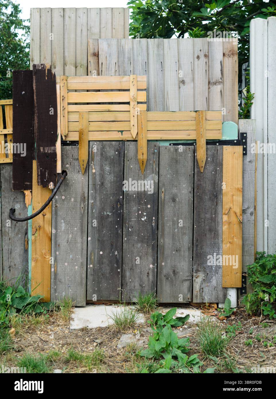 Une très mauvaise porte de jardin faite à la main faite de n'importe quel bois, il pourrait mettre la main sur le Royaume-Uni Banque D'Images