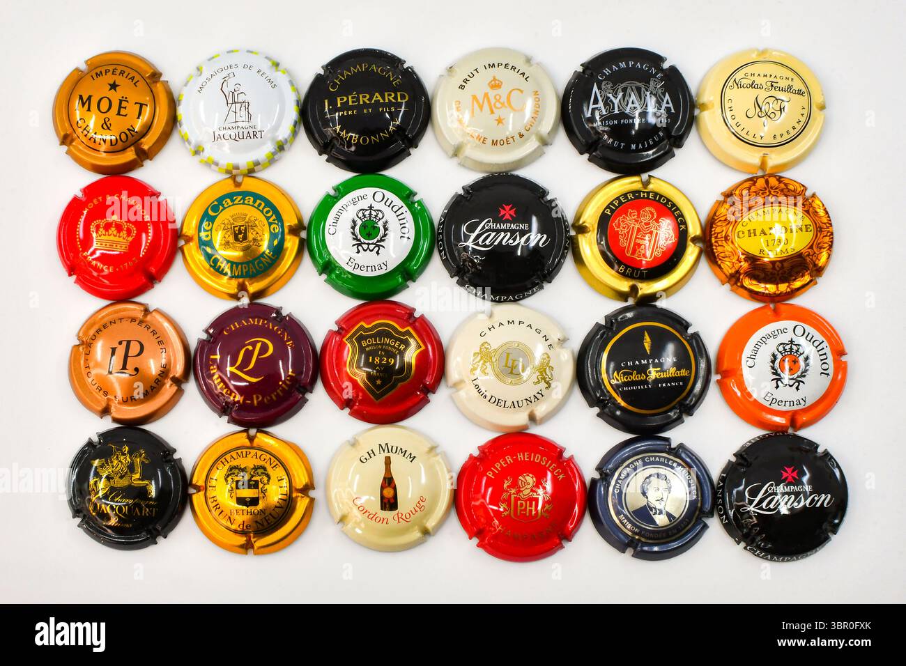 Rangée de bouchons métalliques de bouteilles utilisés par une variété de marques de champagne Banque D'Images