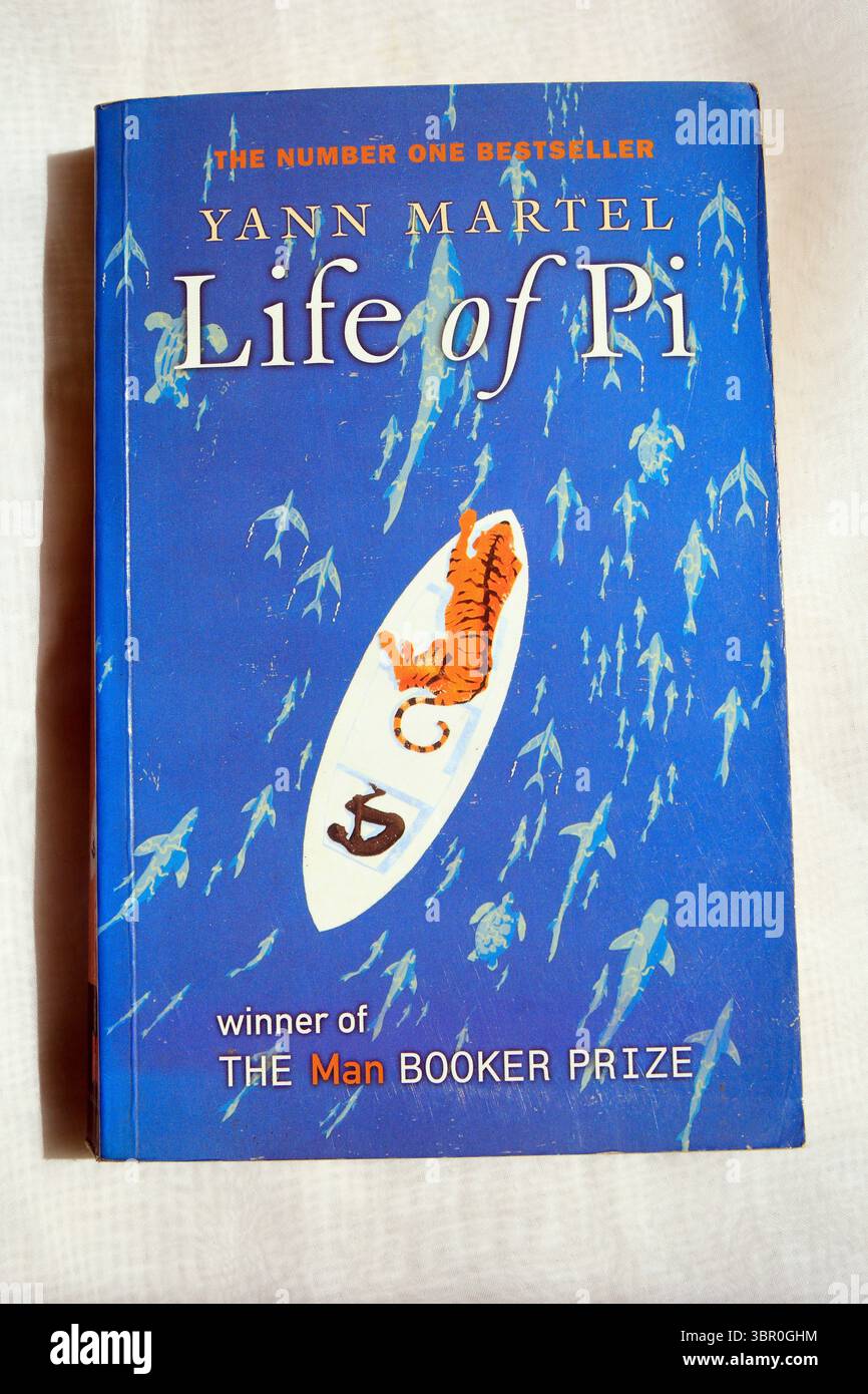 Photographie de Yann Martel - la vie de Pi. Configuration du studio. Couverture de livre utilisée sur fond blanc Banque D'Images