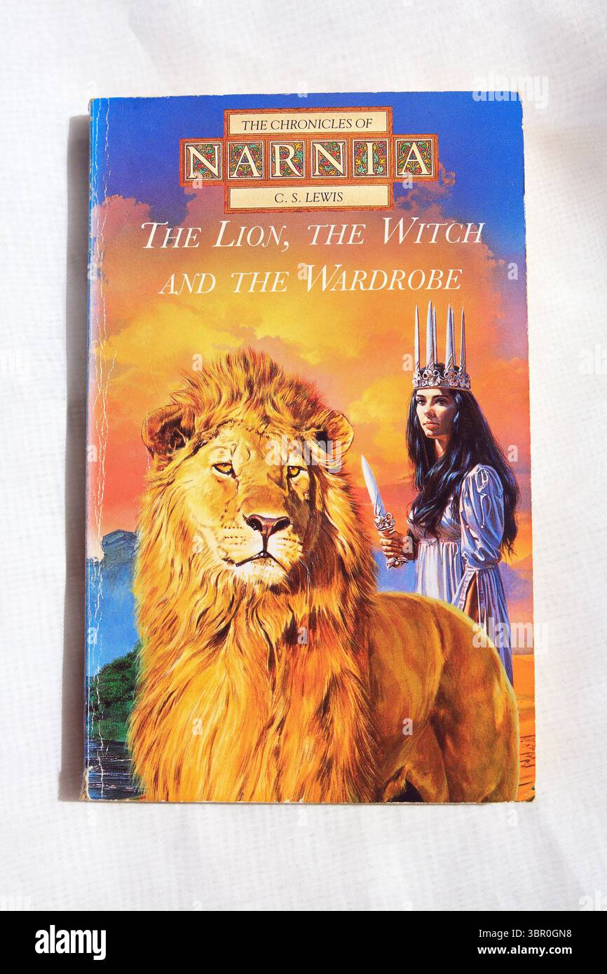 Photographie du Lion, de la sorcière et de la garde-robe par C. S. Lewis. Configuration du studio. Couverture de livre utilisée sur fond blanc Banque D'Images