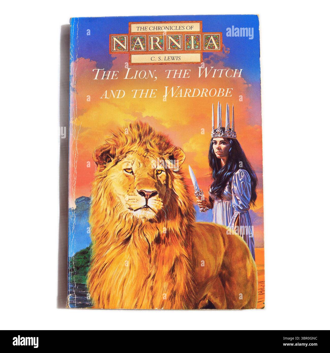 Photographie du Lion, de la sorcière et de la garde-robe par C. S. Lewis. Configuration du studio. Couverture de livre utilisée sur fond blanc Banque D'Images
