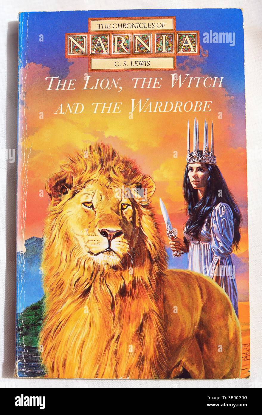 Photographie du Lion, de la sorcière et de la garde-robe par C. S. Lewis. Configuration du studio. Couverture de livre utilisée sur fond blanc Banque D'Images