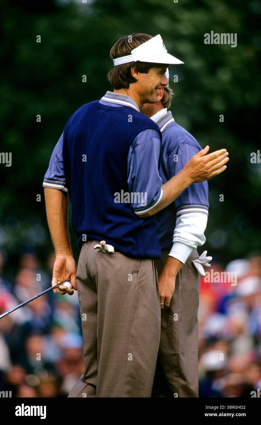 Paul Azinger à la Ryder Cup matches 1993 au Belfry Picture Credit : Mark Newcombe / visionsingolf.com la Ryder Cup 1993 s'est déroulée du 24 au 26 septembre 1993 au Belfry de Warwickshire, Angleterre cette édition a été historique car l'équipe des États-Unis a remporté la Coupe avec un score final de 15 à 13. C’était la dernière fois que les États-Unis gagneraient sur le sol européen jusqu’en 2023, brisant ce qui allait devenir plus tard une sécheresse de plusieurs décennies. La compétition a été serrée dans la dernière journée, mais les Américains ont pris de l'avance lors des singles du dimanche. La Ryder Cup 1993 était caractérisée par Banque D'Images
