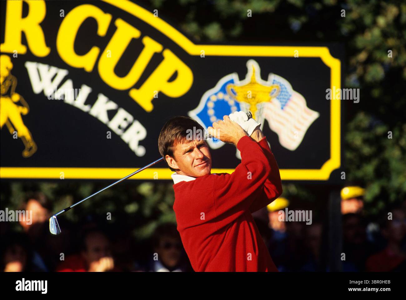 Nick Faldo Ryder Cup matches 1993 au Belfry Picture Credit : Mark Newcombe / visionsingolf.com la Ryder Cup 1993 s'est déroulée du 24 au 26 septembre 1993 au Belfry de Warwickshire, Angleterre cette édition a été historique car l'équipe des États-Unis a remporté la Coupe avec un score final de 15 à 13. C’était la dernière fois que les États-Unis gagneraient sur le sol européen jusqu’en 2023, brisant ce qui allait devenir plus tard une sécheresse de plusieurs décennies. La compétition a été serrée dans la dernière journée, mais les Américains ont pris de l'avance lors des singles du dimanche. La Ryder Cup 1993 était caractérisée par une forte sp Banque D'Images