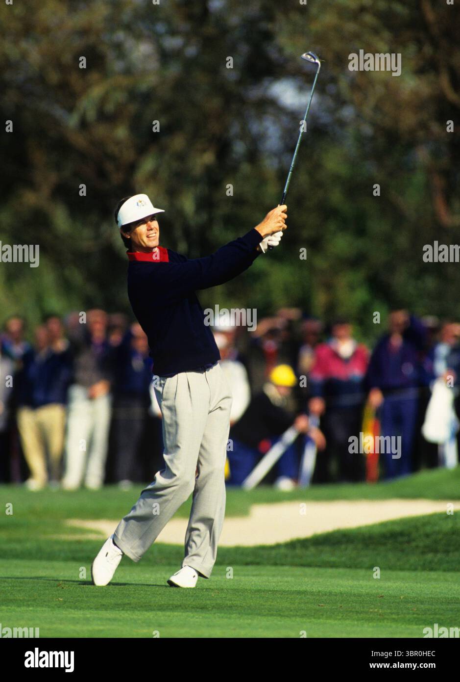 Paul Azinger à la Ryder Cup matches 1993 au Belfry Picture Credit : Mark Newcombe / visionsingolf.com la Ryder Cup 1993 s'est déroulée du 24 au 26 septembre 1993 au Belfry de Warwickshire, Angleterre cette édition a été historique car l'équipe des États-Unis a remporté la Coupe avec un score final de 15 à 13. C’était la dernière fois que les États-Unis gagneraient sur le sol européen jusqu’en 2023, brisant ce qui allait devenir plus tard une sécheresse de plusieurs décennies. La compétition a été serrée dans la dernière journée, mais les Américains ont pris de l'avance lors des singles du dimanche. La Ryder Cup 1993 était caractérisée par Banque D'Images