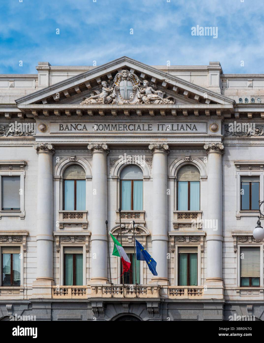 Milan, Italie - 07 01 2025 : façade de la banque commerciale italienne Banque D'Images