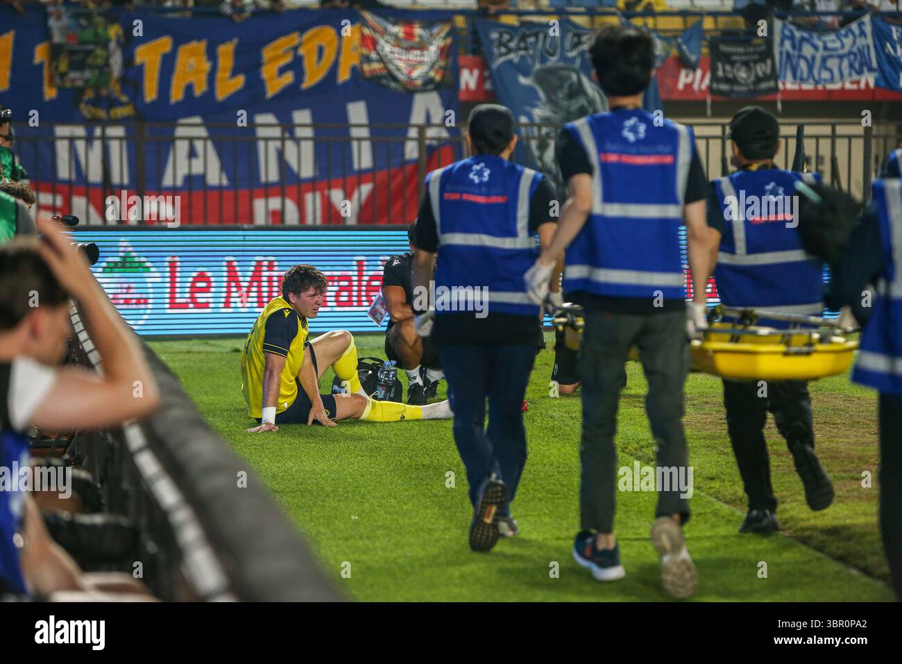 Bandung, Java occidental, Indonésie. 10 juillet 2025. Ole Romeny d'Oxford United réagit alors qu'il s'est blessé lors du match de la Coupe du Président du groupe A au si Jalak Harupat Stadium, Bandung, West Java, Indonésie le 10 juillet 2025. Oxford United a réussi à gagner avec un score de 4-0 tout en assurant une place dans la ronde finale contre Port FC le dimanche 13 juillet 2025. (Crédit image : © Claudio Pramana/ZUMA Press Wire) USAGE ÉDITORIAL SEULEMENT ! Non destiné à UN USAGE commercial ! Banque D'Images