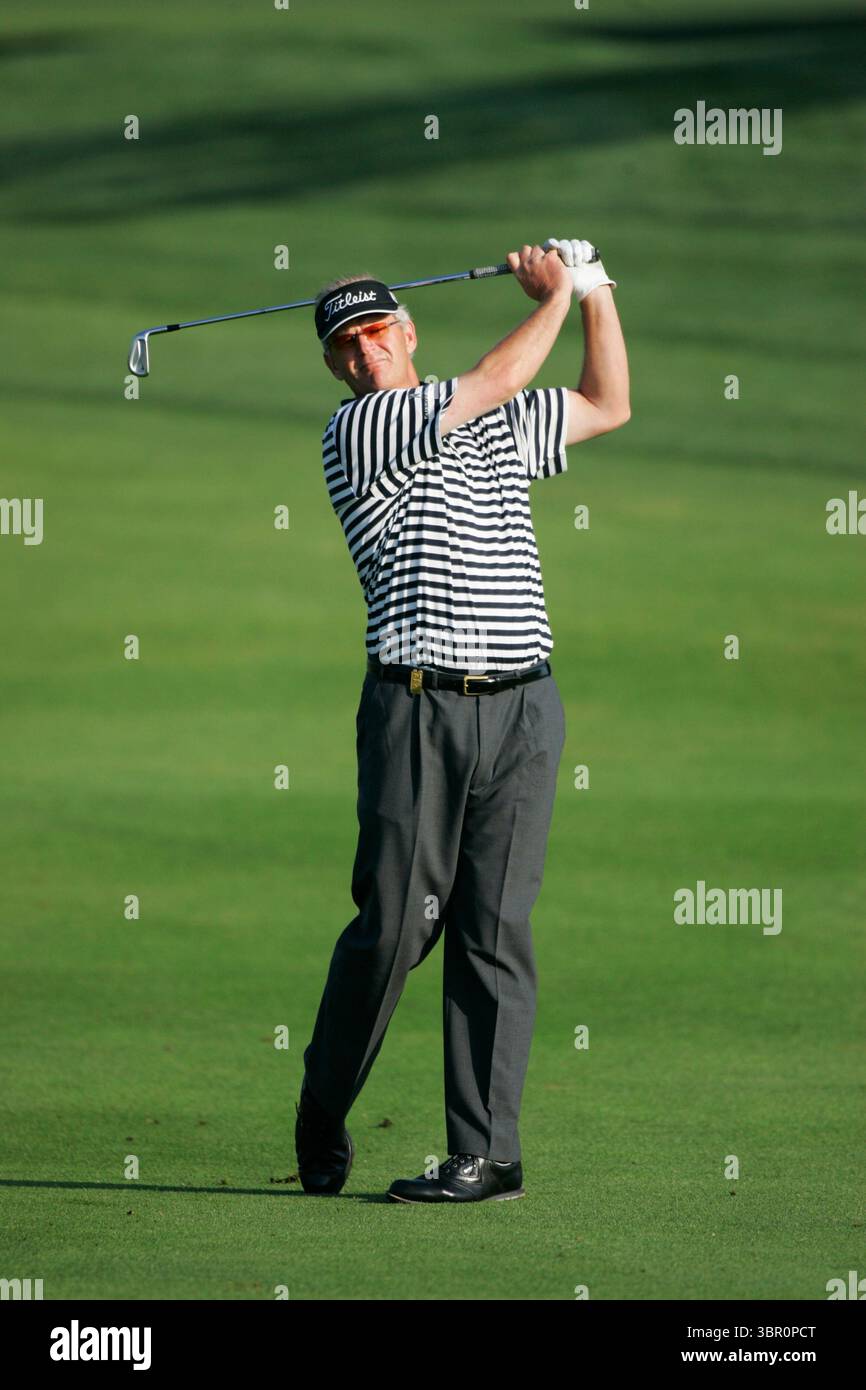 Sandy Lyle au Dubai Desert Classic 2005, Emirates GC, Dubaï, Émirats Arabes Unis photo Mark Newcombe le Dubai Desert Classic 2005 mars 2005, au Emirates Golf Club à Dubaï, Émirats Arabes Unis. Ce tournoi est l'un des événements les plus prestigieux du circuit européen et se joue sur un parcours désertique difficile avec une vue imprenable sur les gratte-ciel de Dubaï. Banque D'Images