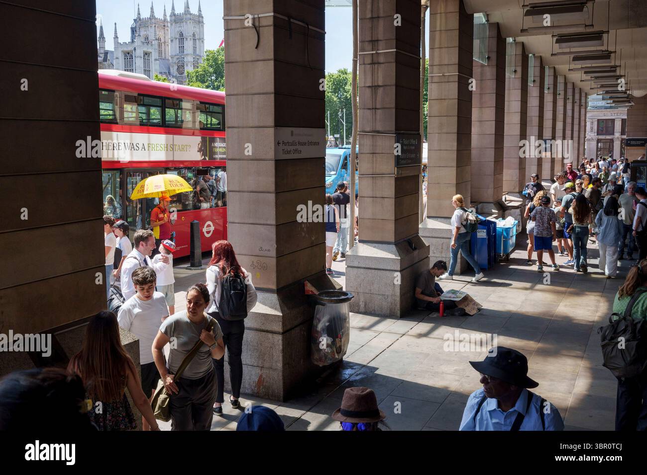 Les touristes et les visiteurs de Westminster dans la capitale endurent des températures élevées pendant la canicule de juillet, le 10 juillet 2025, à Londres, en Angleterre. Banque D'Images
