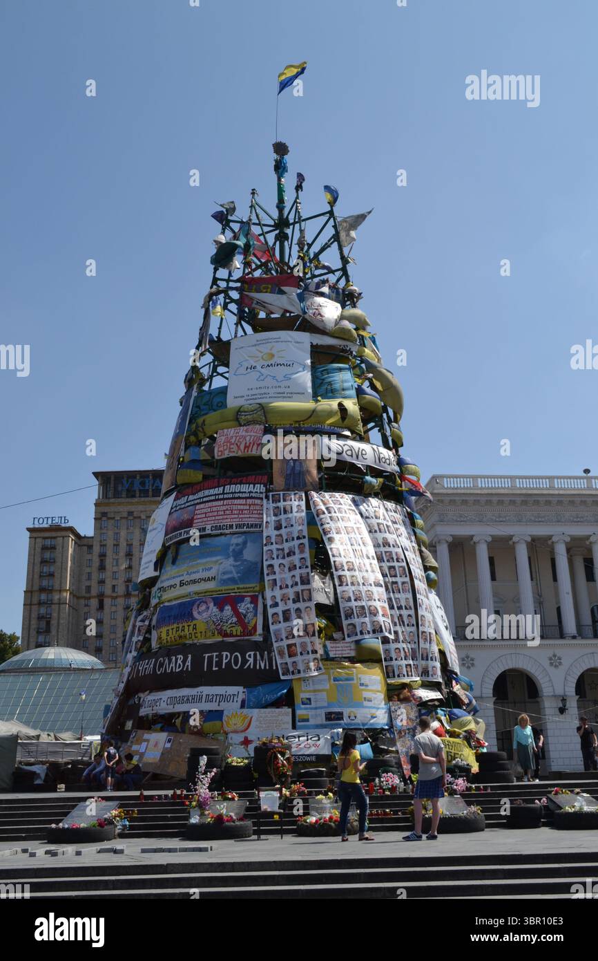 Juillet 2014 à Kiev (Kiev). La révolution de la dignité/Euromaïdan/Maidan continue dans les rues. Mémoriaux, barricades incendiées, campements subsistent. Banque D'Images