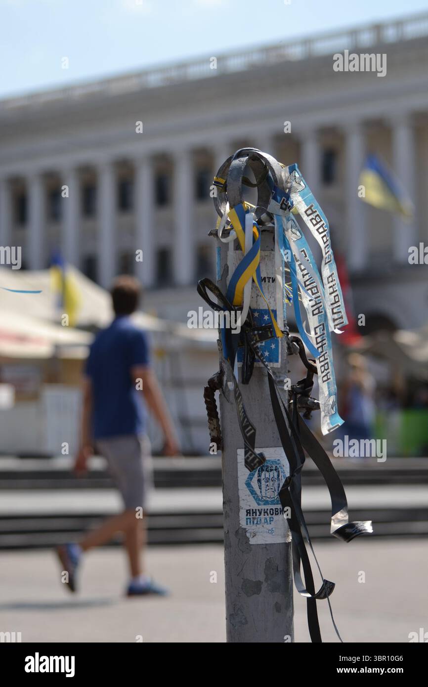 Juillet 2014 à Kiev (Kiev). La révolution de la dignité/Euromaïdan/Maidan continue dans les rues. Mémoriaux, barricades incendiées, campements subsistent. Banque D'Images