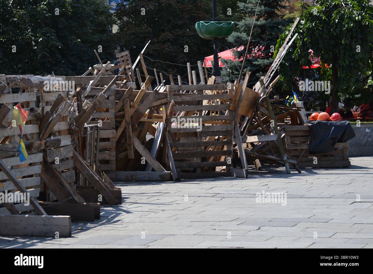 Juillet 2014 à Kiev (Kiev). La révolution de la dignité/Euromaïdan/Maidan continue dans les rues. Mémoriaux, barricades incendiées, campements subsistent. Banque D'Images
