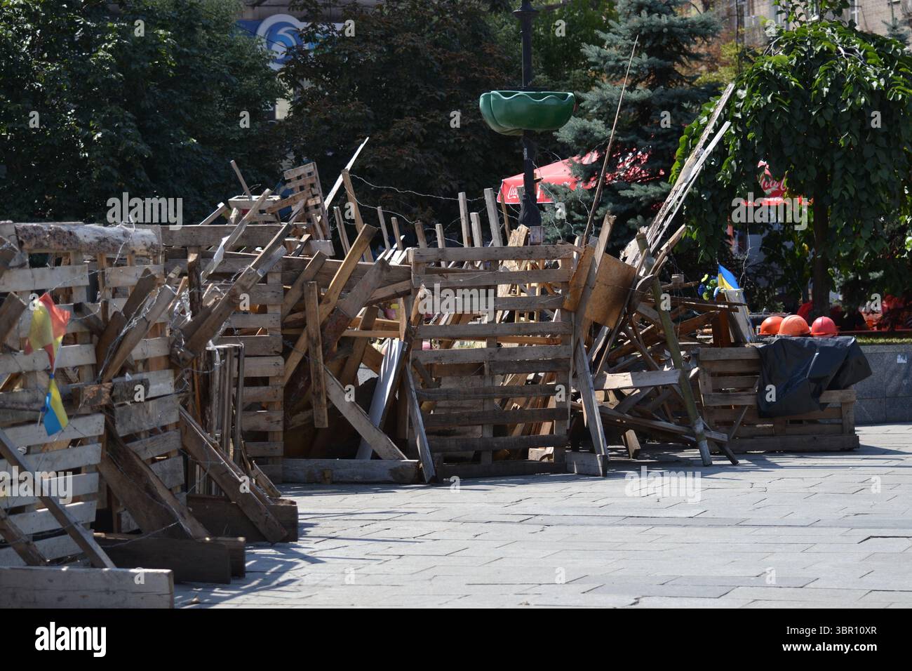 Juillet 2014 à Kiev (Kiev). La révolution de la dignité/Euromaïdan/Maidan continue dans les rues. Mémoriaux, barricades incendiées, campements subsistent. Banque D'Images