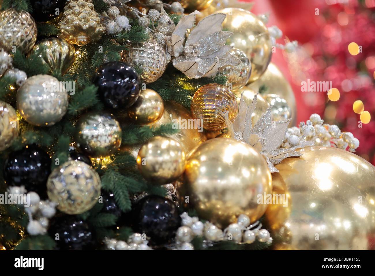 Décoré avec diverses boules arbre de Noël en gros plan. Mise au point sélective. Banque D'Images