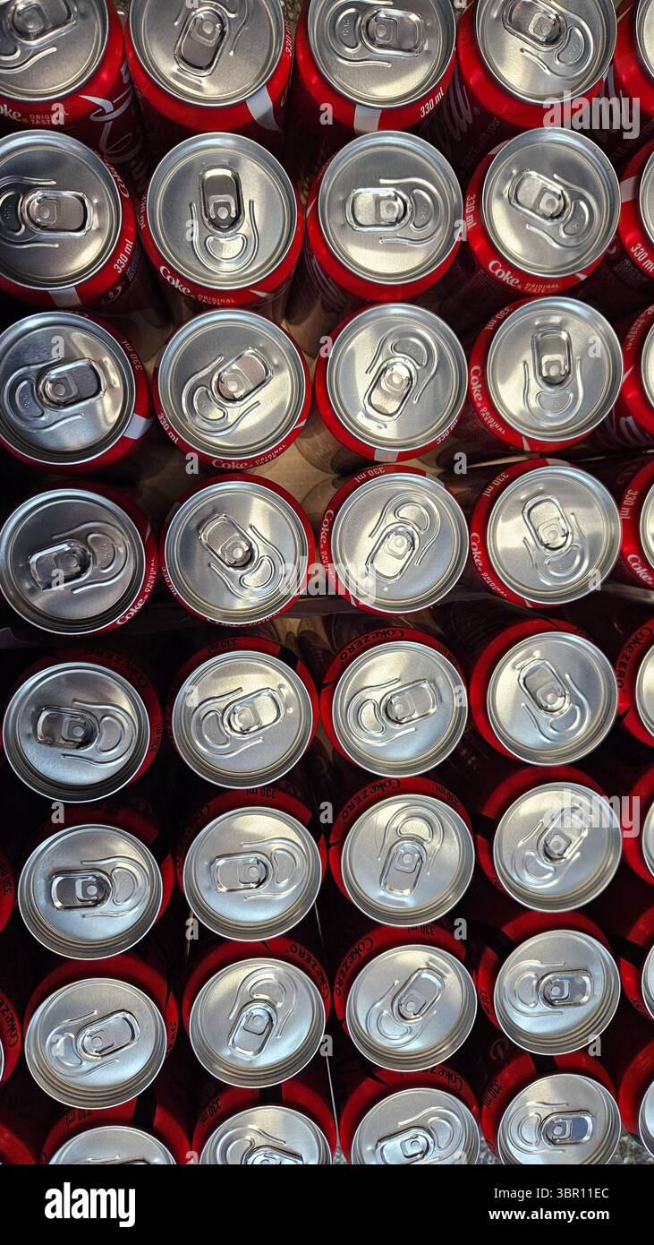 Vue de dessus de l'aluminium Coca Cola Cans.Riga.Latvia.10.07.2025 - Image de stock capturée avec un smartphone