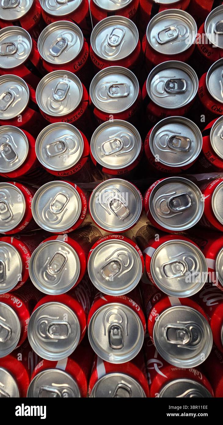 Vue de dessus de l'aluminium Coca Cola Cans.Riga.Latvia.10.07.2025 - Image de stock capturée avec un smartphone