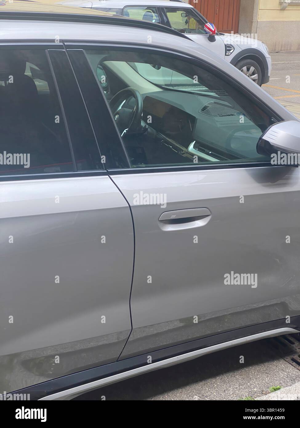 Cremona, Italie 8 juin 2025 Silver Cupra Formentor SUV garé dans une rue de la ville, mettant en valeur son design élégant, ses fenêtres teintées et ses accents noirs, avec Banque D'Images