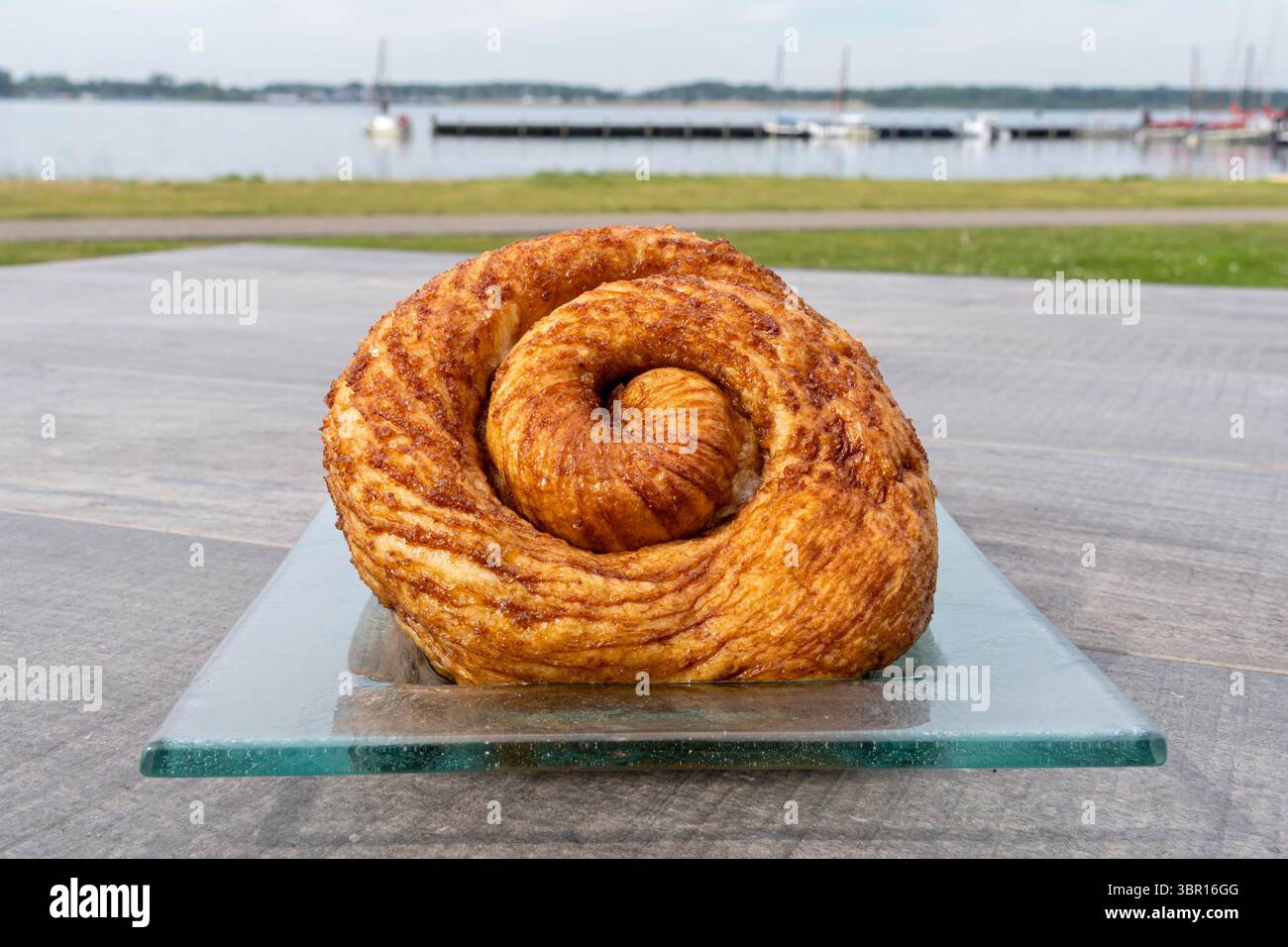 Pâtisserie traditionnelle néerlandaise Zeeuwse Bolus à l'extérieur sur une assiette en verre Banque D'Images