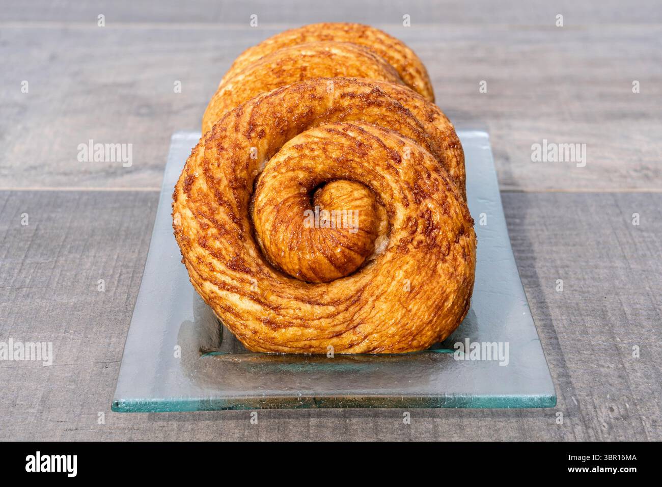 Pâtisserie traditionnelle néerlandaise Zeeuwse Bolus à l'extérieur sur une assiette en verre Banque D'Images