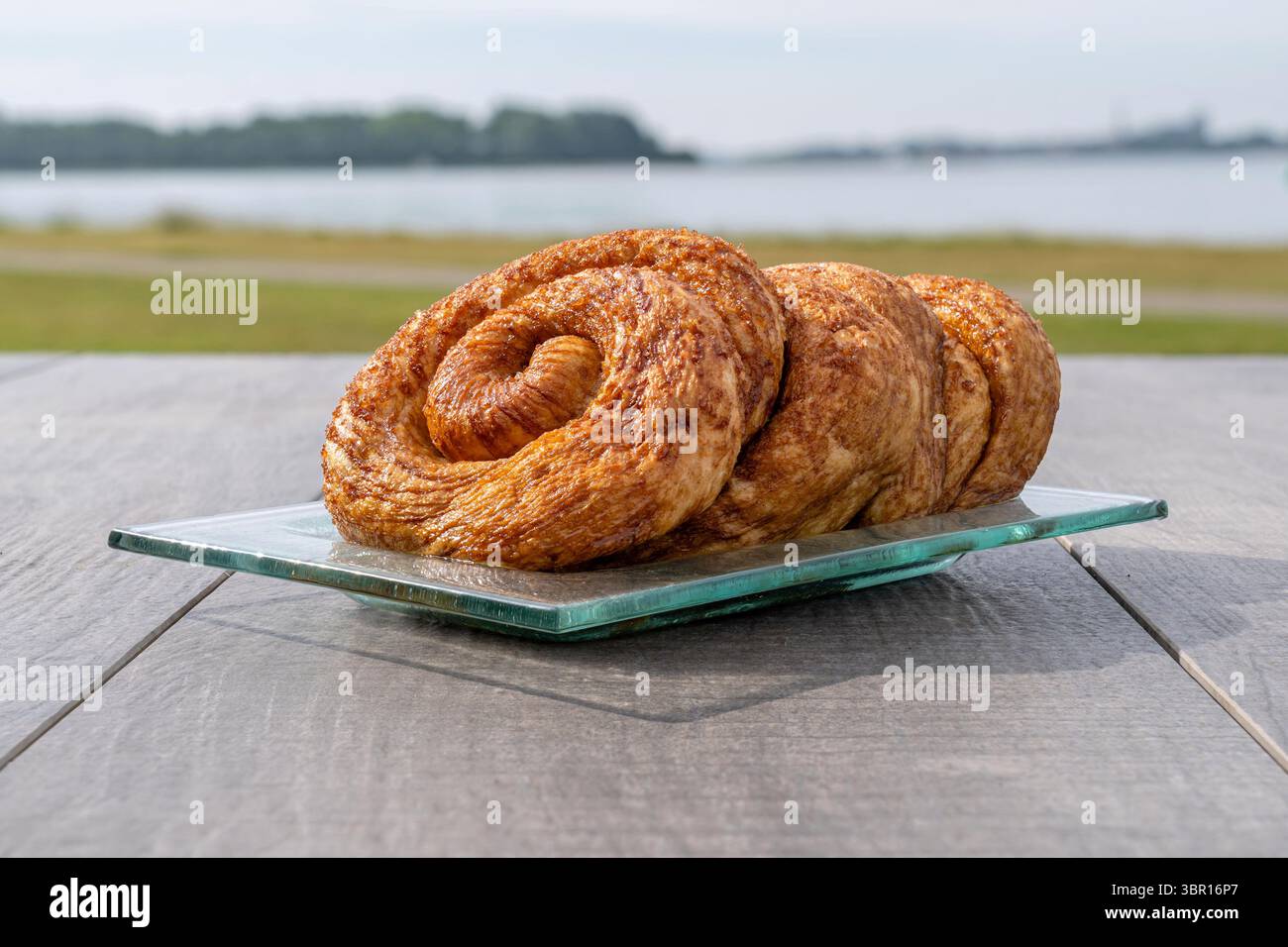 Pâtisserie traditionnelle néerlandaise Zeeuwse Bolus à l'extérieur sur une assiette en verre Banque D'Images